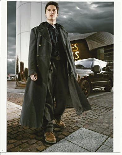 Торчвуд Johnон Бароуман во долг палто пред зградата 8x10 фотографија T006
