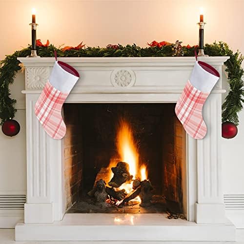 Тартан карирана позадина Божиќни порибни чорапи со кадифен камин што виси за декор за домашно дрво
