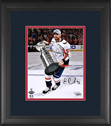 Евгениј Кузњецов во Вашингтон Капитал ги врамени автограмирани 8 x 10, кревајќи фотографија - автограмирани фотографии во НХЛ