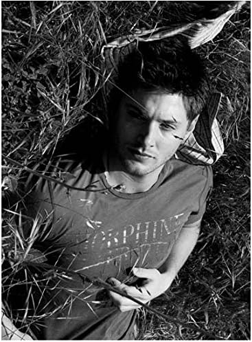 Црно -бел секси декан Винчестер лежеше во трева 8 x 10 инчи Фото Надзорна ensенсен Аклс