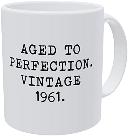 Дела темпо на возраст до совршенство гроздобер 1961 година 11 унци Смешна кригла од бело кафе